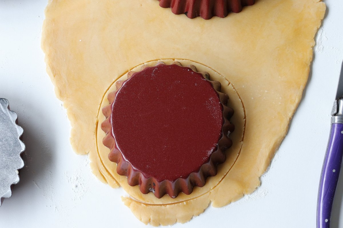 Stretch and cut chocolate tartlets