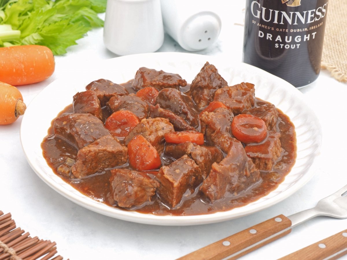 Estofado de ternera con cerveza Guinness listo para servir
