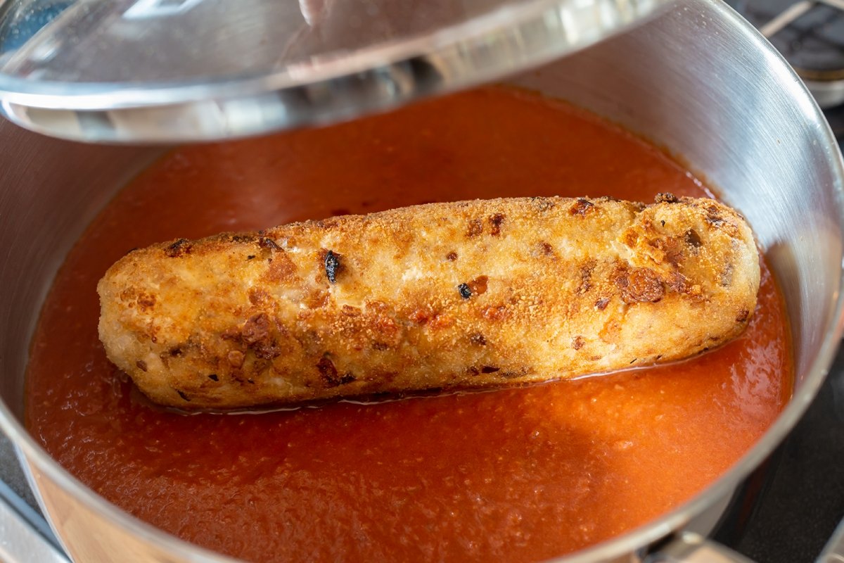 Braise the tuna roll in the sauce