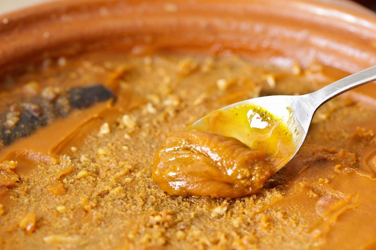 Estrujar bien las verduras del caldo para dar sabor al guiso de callos