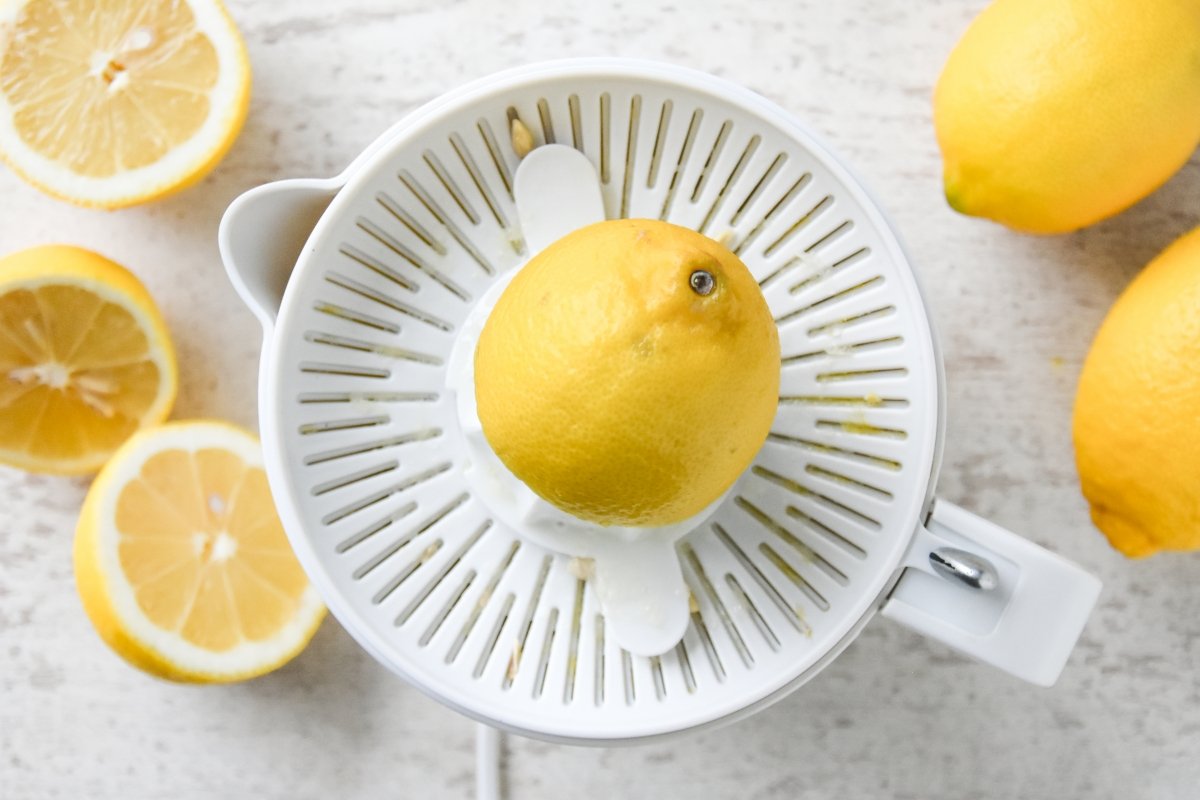 Exprimiendo limones para la limonada casera