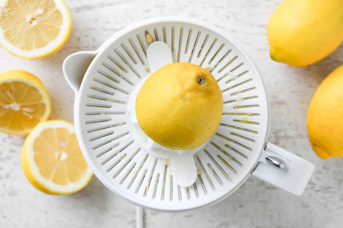 Exprimiendo limones para la limonada casera *