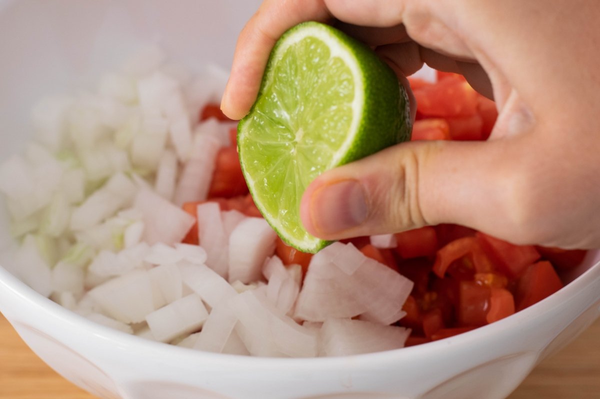 We squeeze the lime from the nachos with pico de gallo