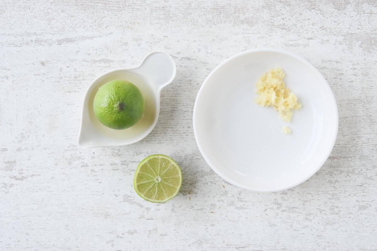 Exprimimos la lima y prensamos el ajo