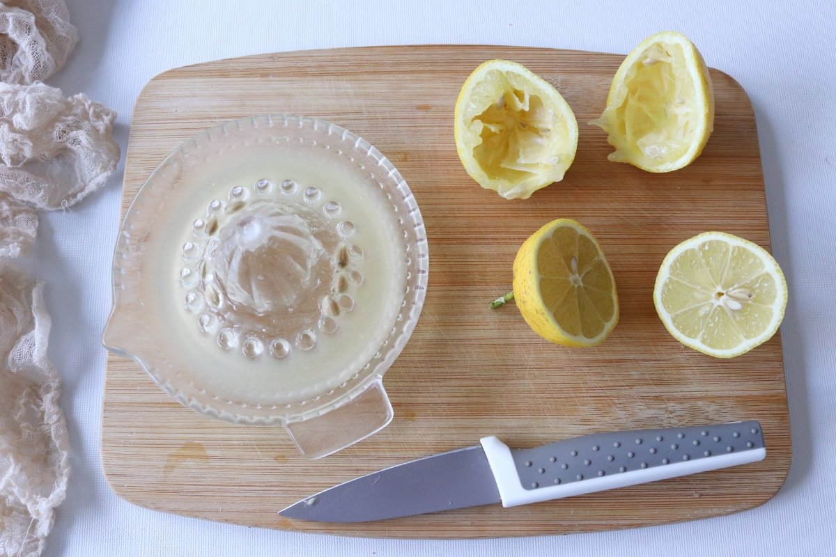 Exprimir el limón para el queso fresco casero