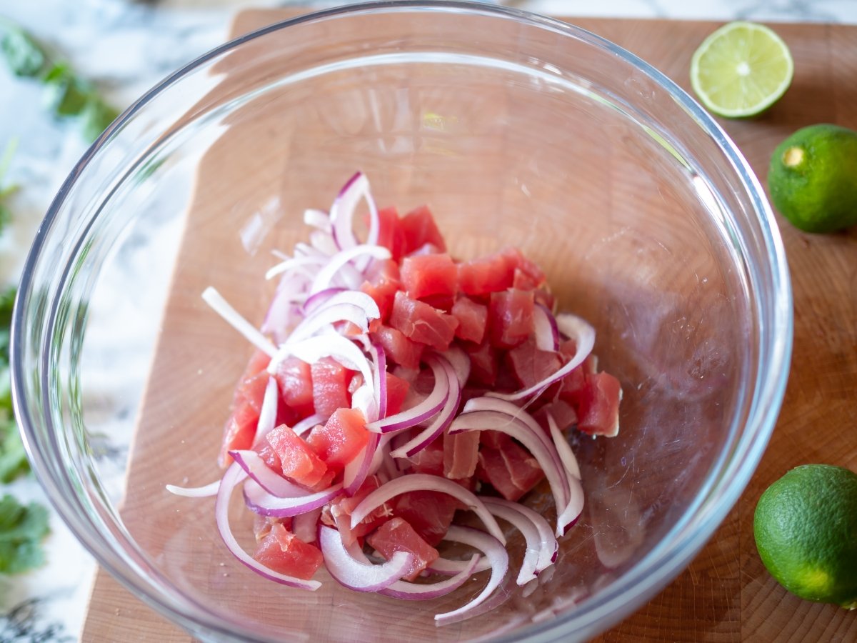 Exprimir las limas para el ceviche de atún