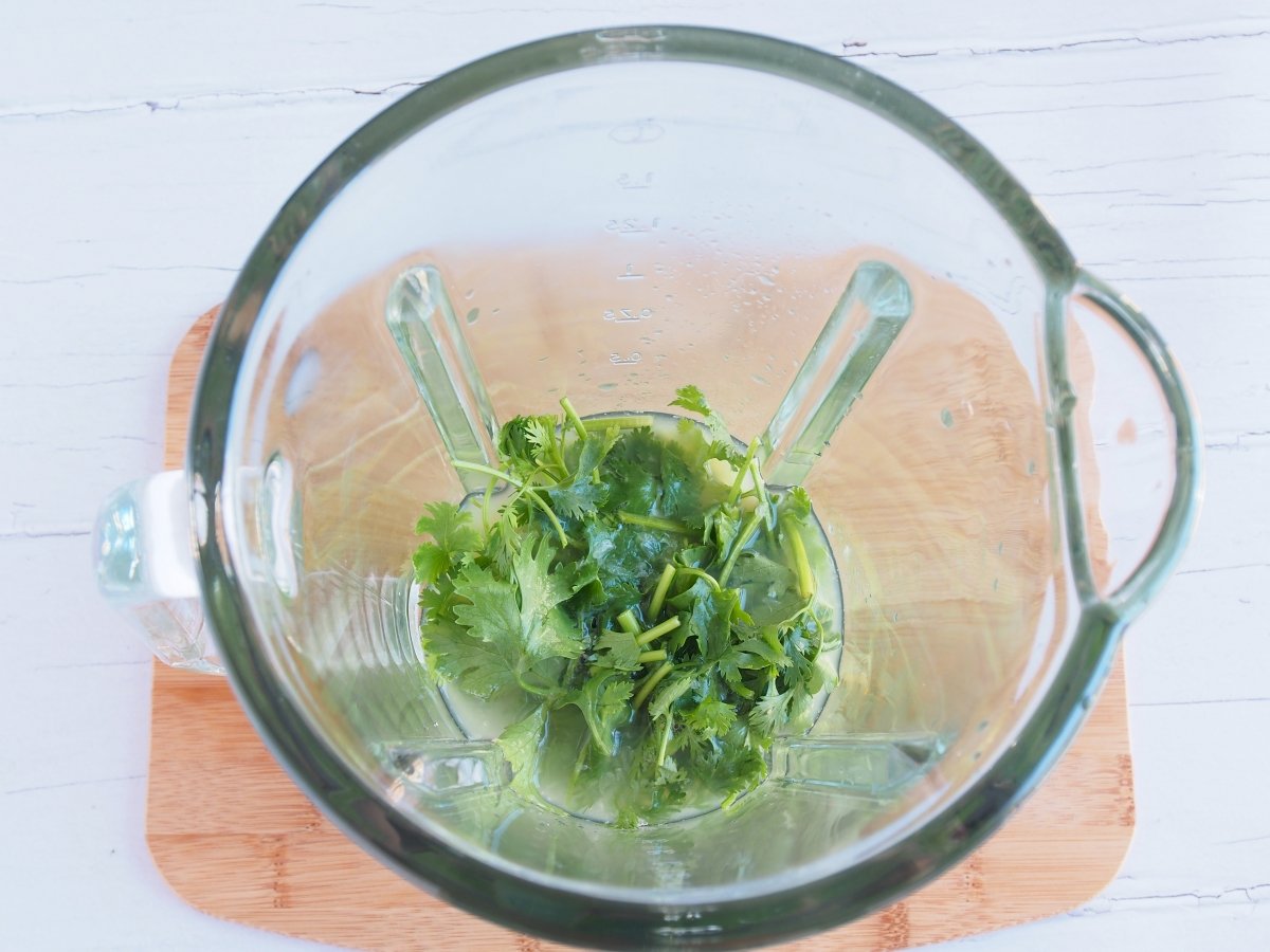 Exprimir las limas y colocar el zumo en la batidora junto con los chiles y el cilantro