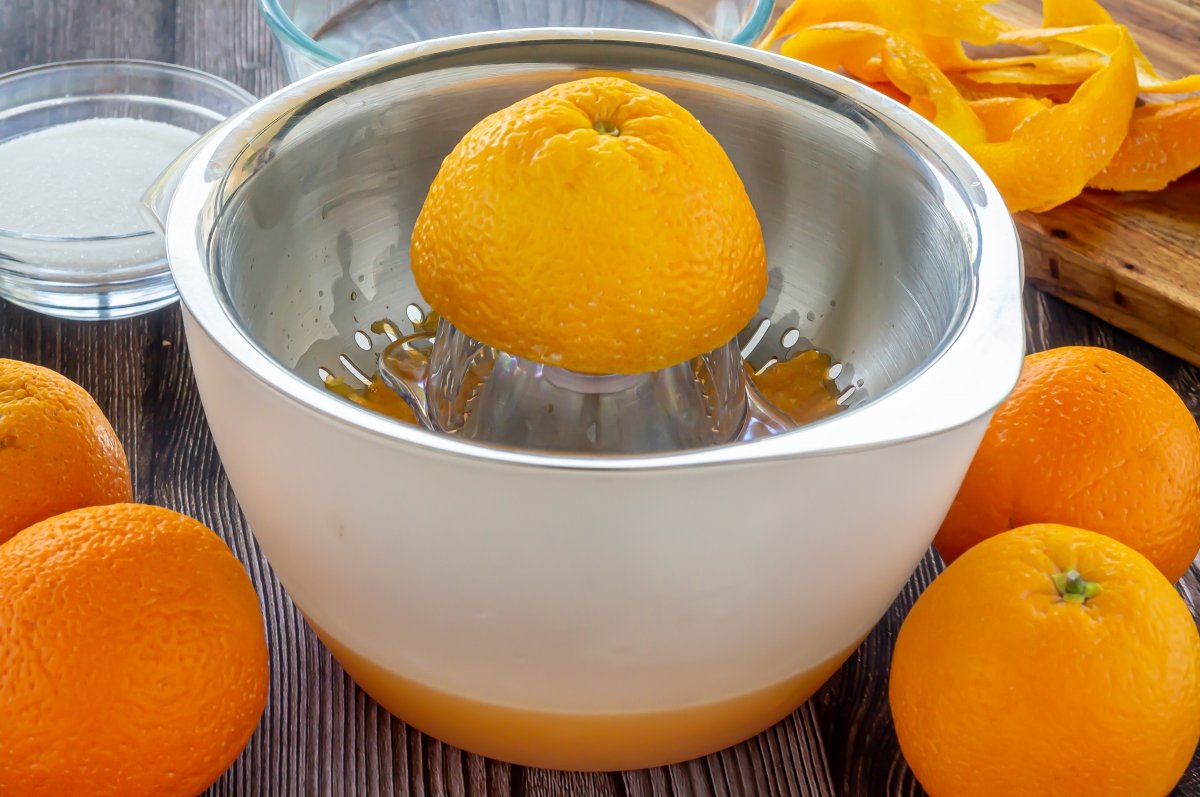 Exprimir las naranjas para el granizado