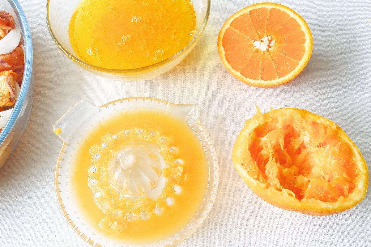 Exprimir las naranjas para la salsa del pollo a la naranja