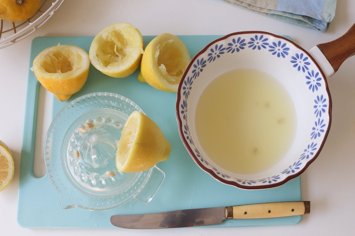 Exprimir limones carlota de limón