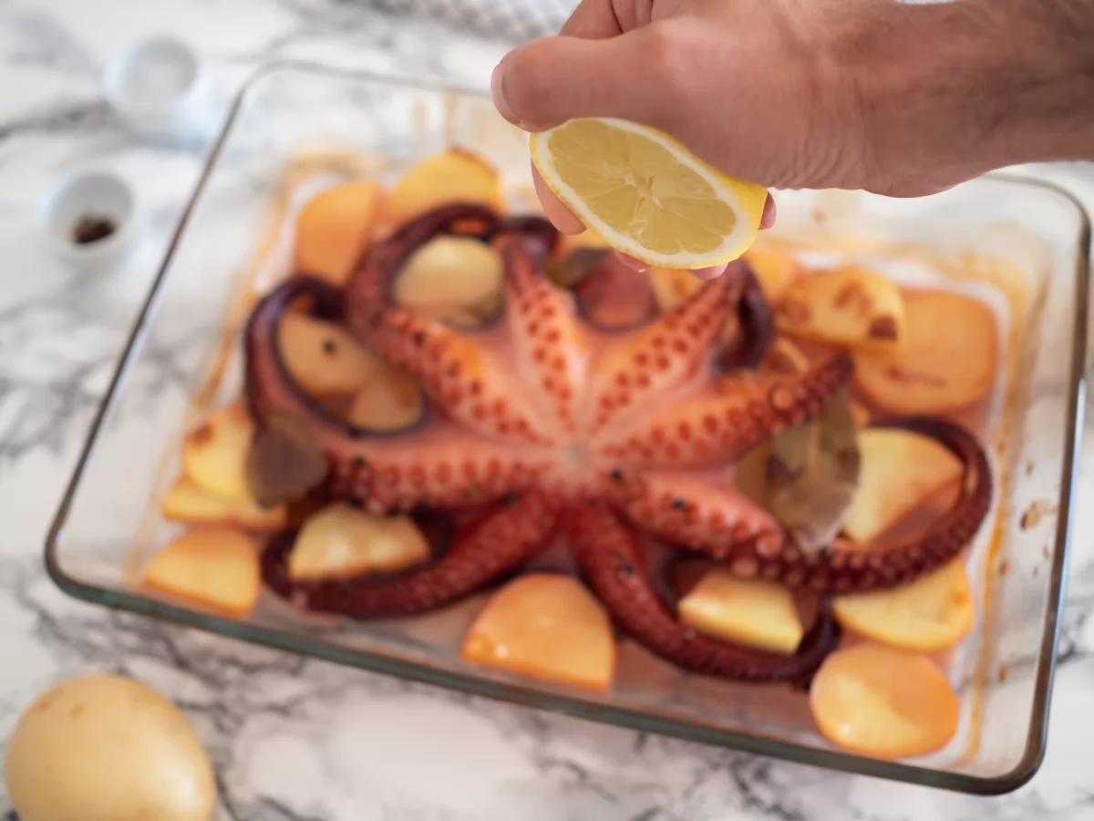 Pulpo al horno con patatas 6 Exprimir medio limón por encima del pulpo para el pulpo al horno con patatas