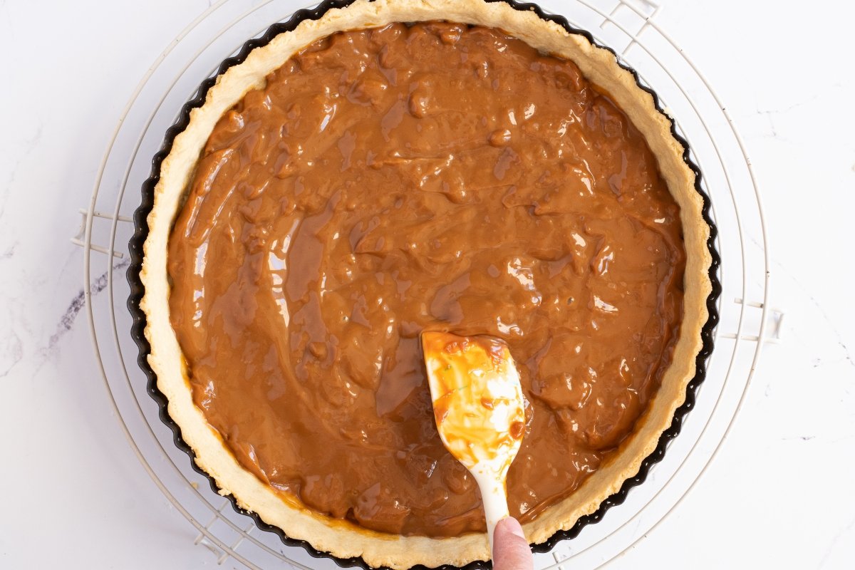 Extendemos el dulce de leche de la tarta de coco