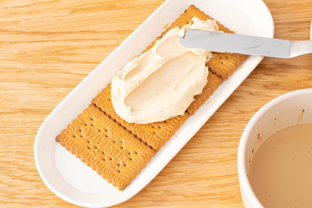 Extendemos la crema de la tarta de galletas con crema de café