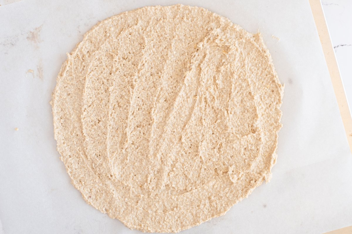Extendemos la masa de la pizza de avena