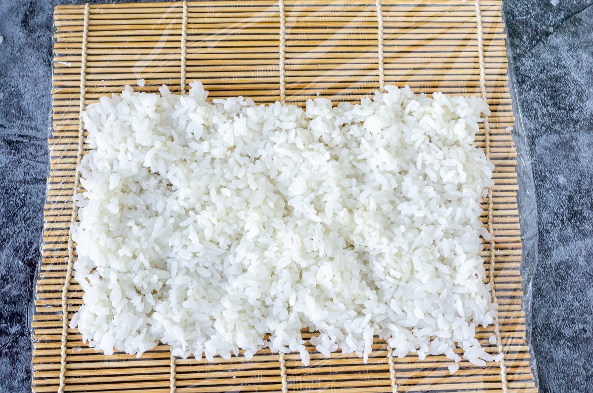 Extender el arroz para el maki acevichado