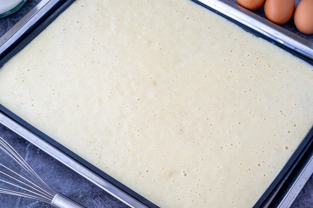 Roll out the dough for the Segovian punch cake