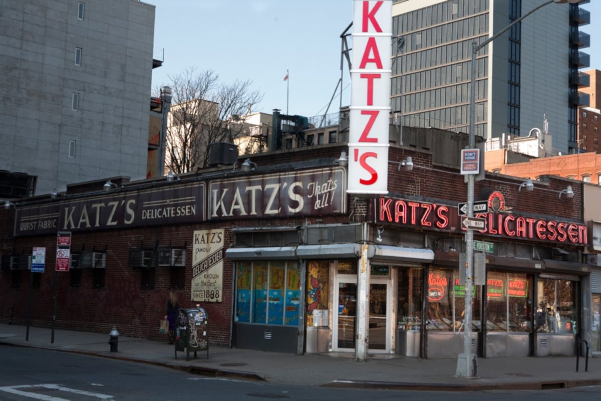 Exterior del restaurante Katz's Deli en Nueva York