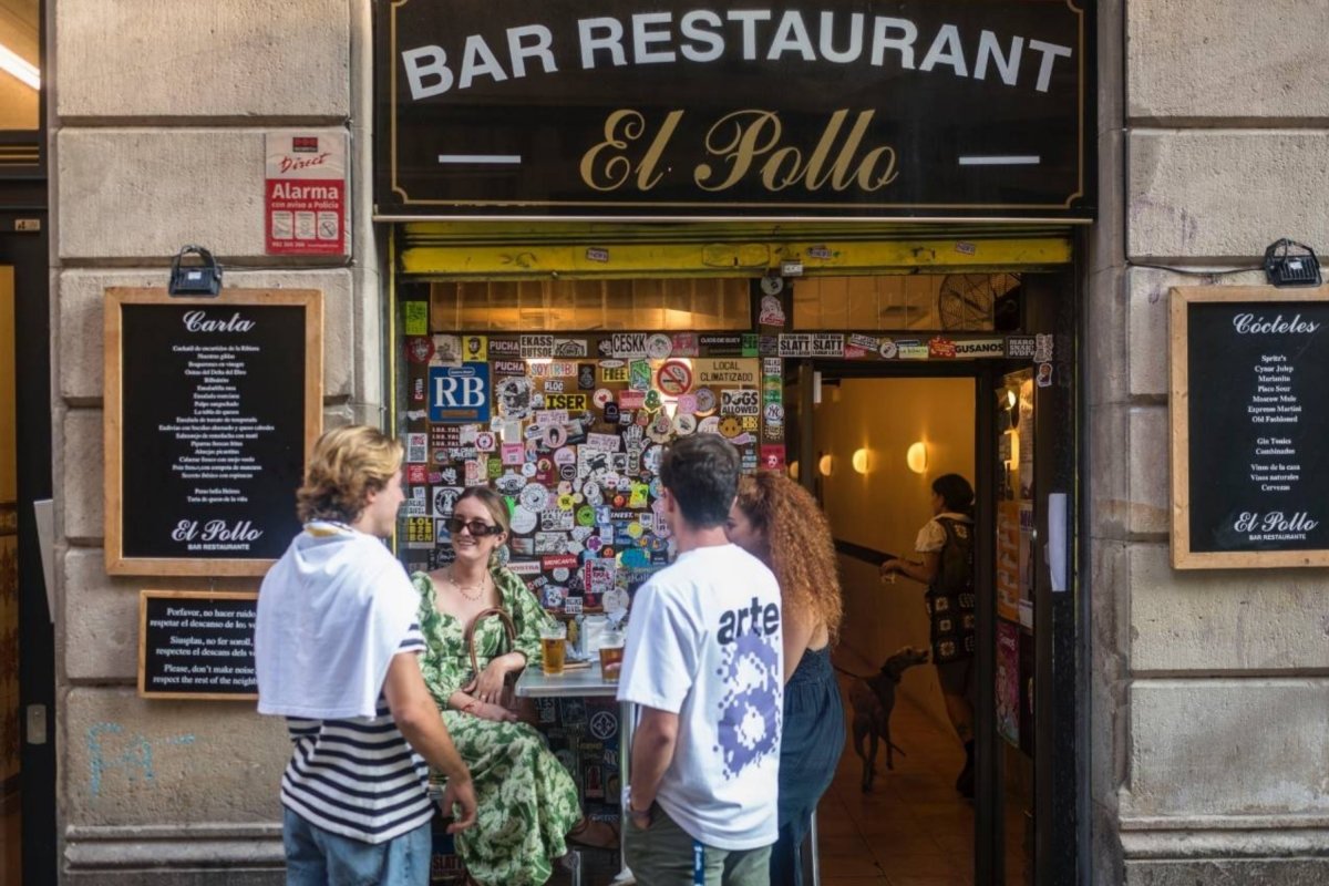 Fachada del bar El Pollo en El Raval, Barcelona