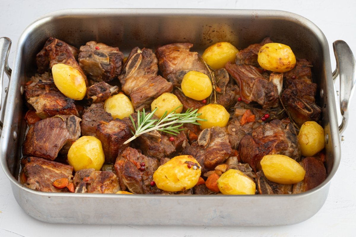 Falda de ternera asada recién salida del horno