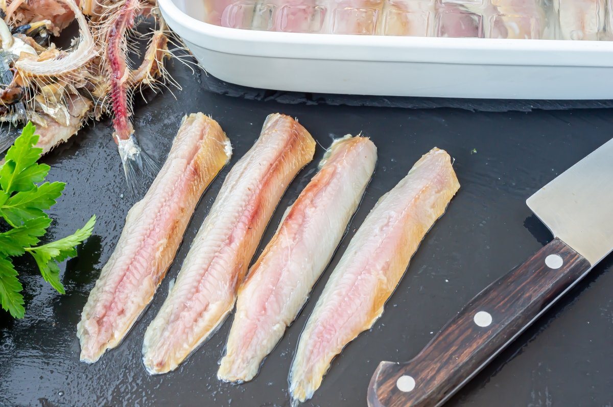Filetear las sardinas para ahumarlas