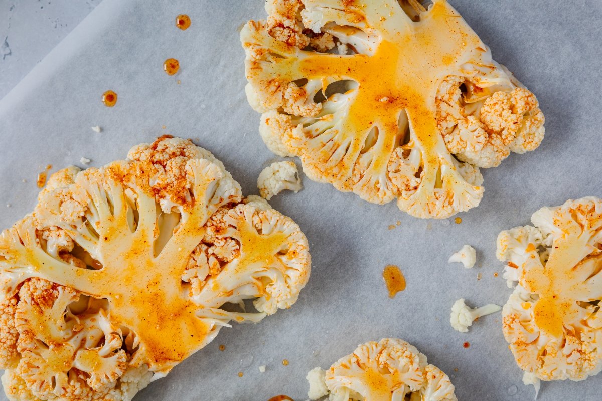 Filetes de coliflor antes del horno