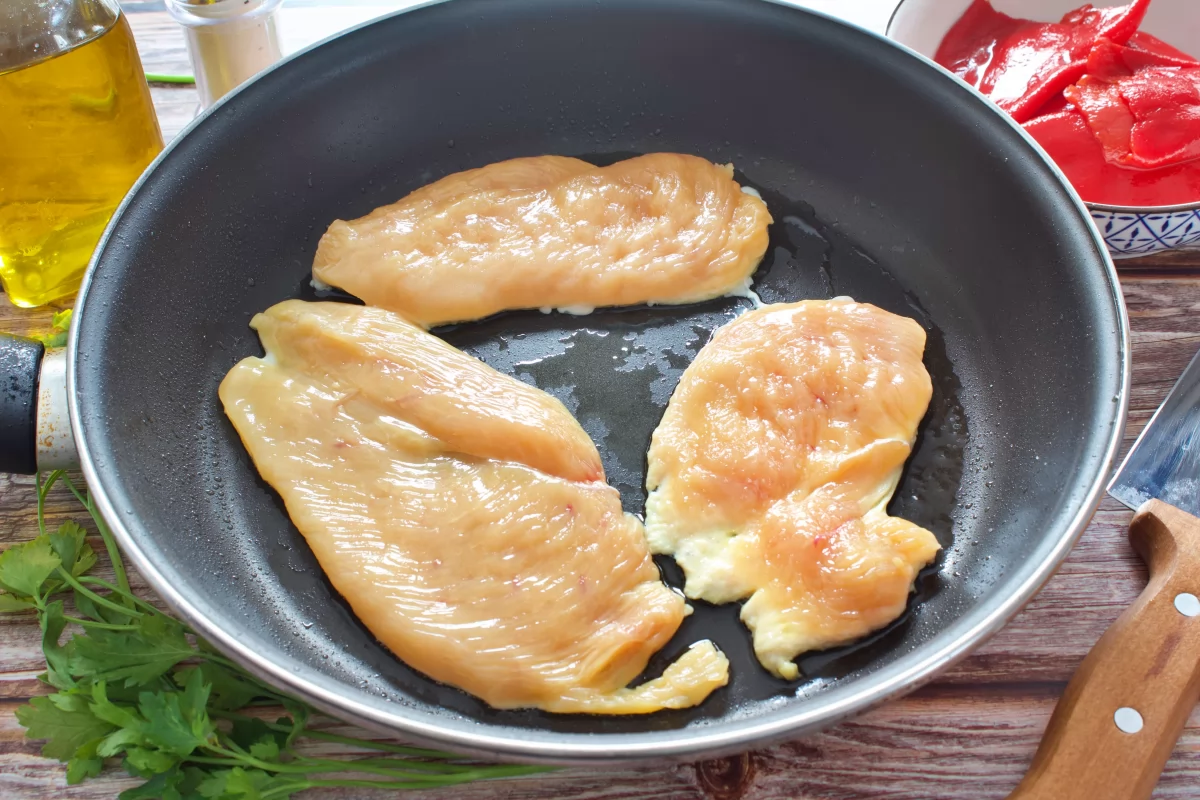 Filetes de la pechuga de pollo fileteada a la plancha en la plancha