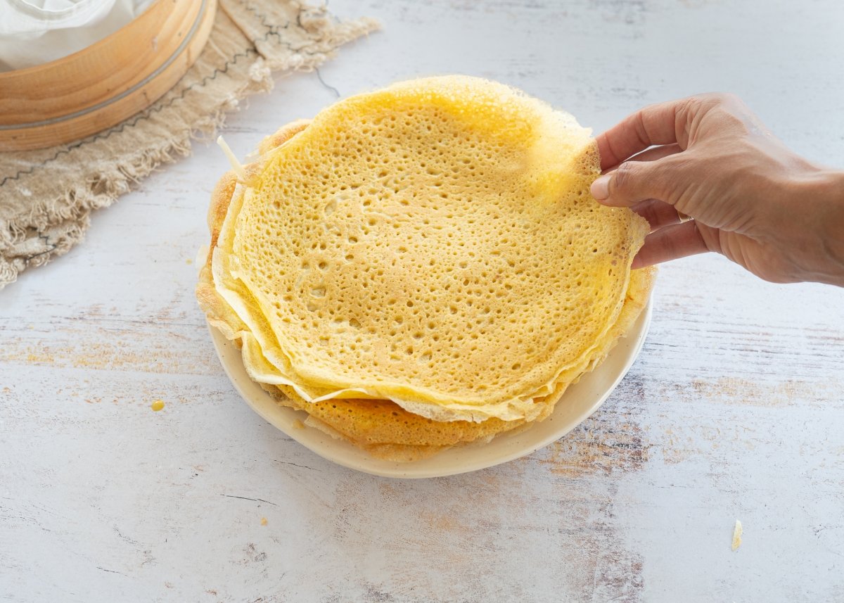 Filloas gallegas apiladas en el plato