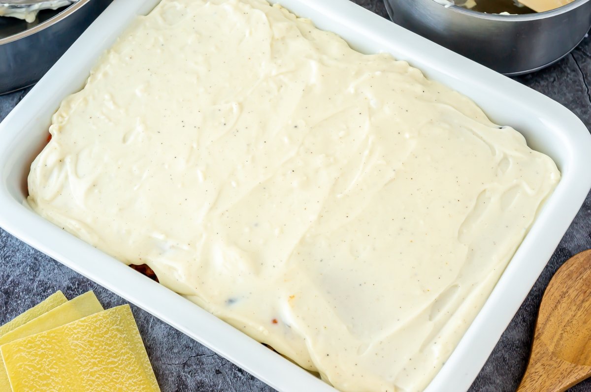 Finalizar la lasaña de verduras con una capa de pasta fresca cubierta de bechamel y queso