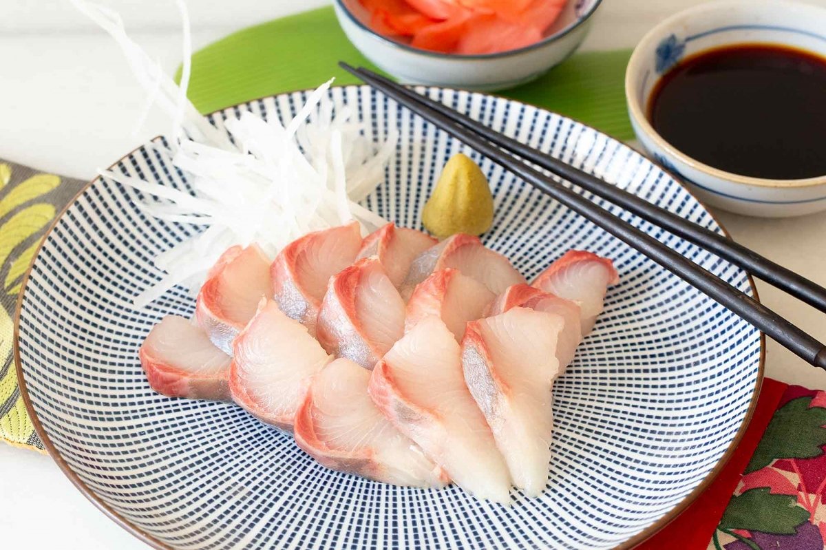 Finalmente emplatamos el sashimi y servimos