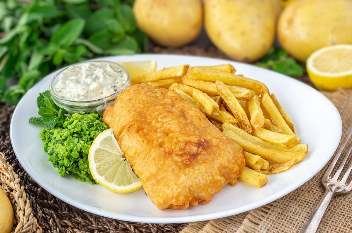 Fish and chips con guisantes, salsa bearnesa y pepinillos
