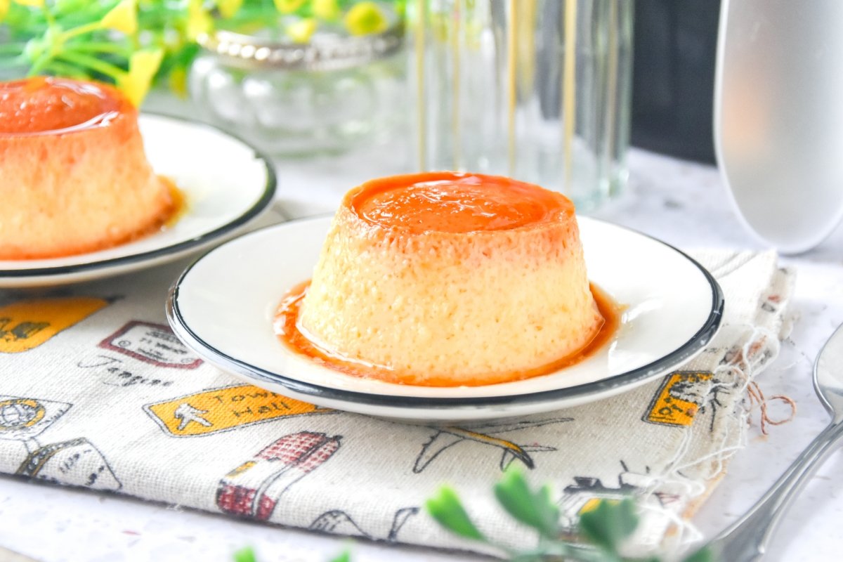 Flan de huevo en freidora de aire listo para comer