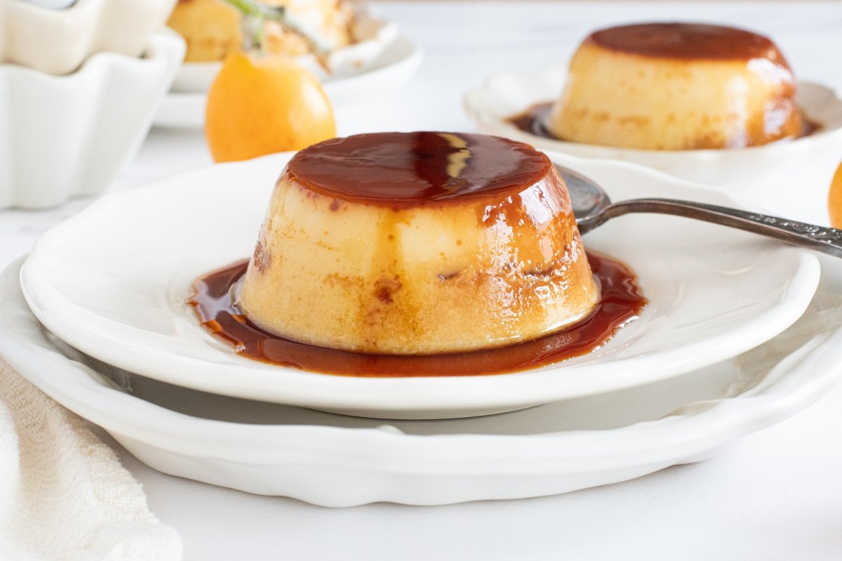 Flan de nísperos en el plato