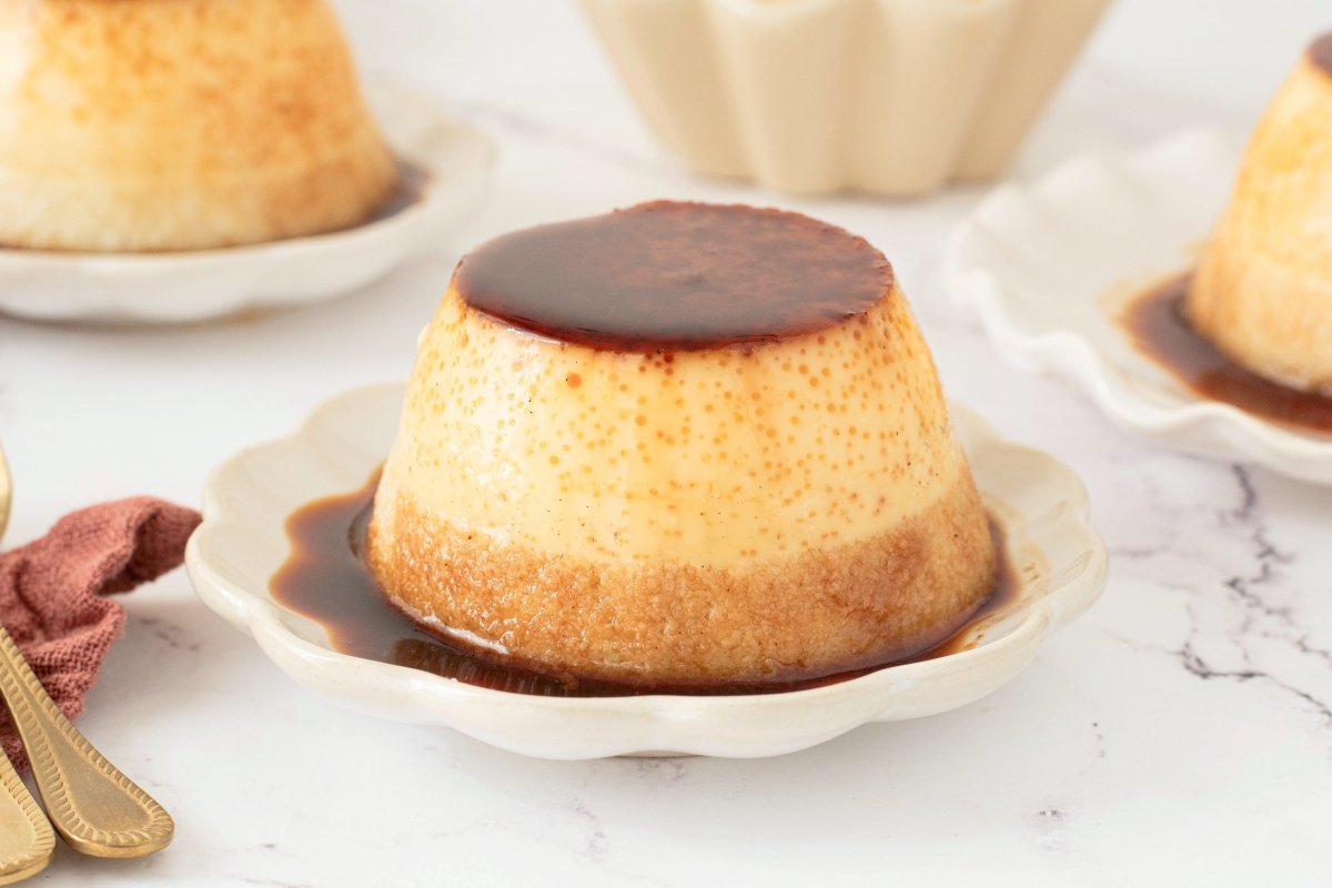 Flan del almendras listo para servir