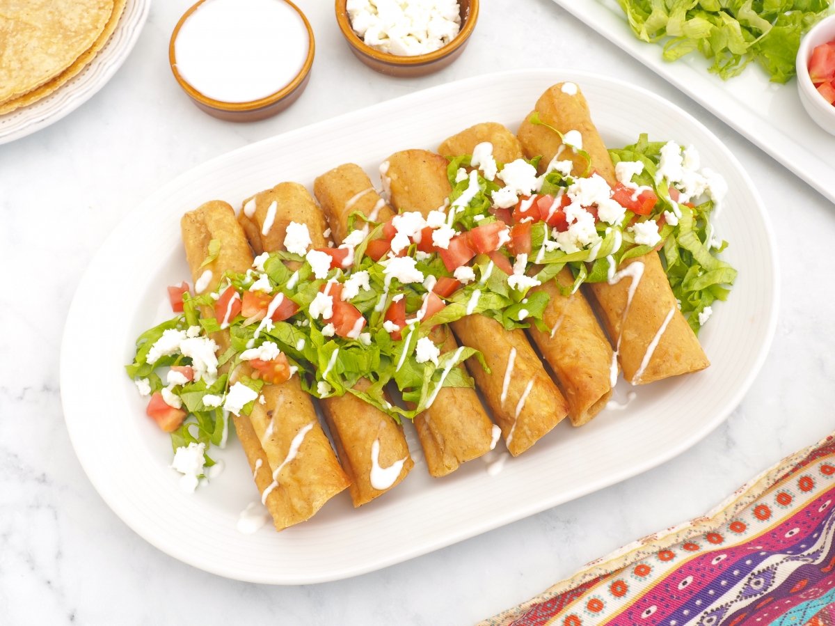 Flautas de pollo listas para servir