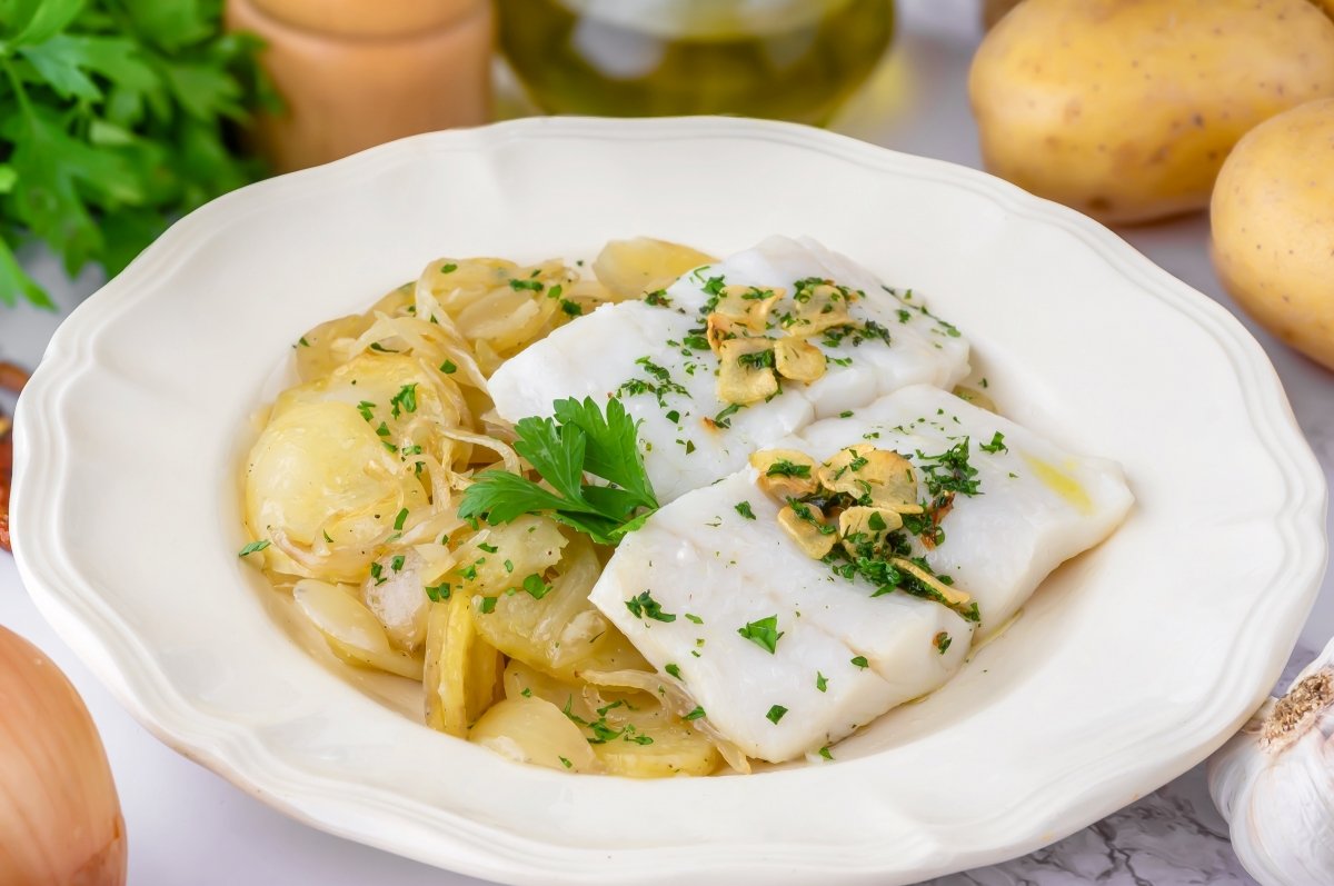 Fletán al horno con patatas panaderas