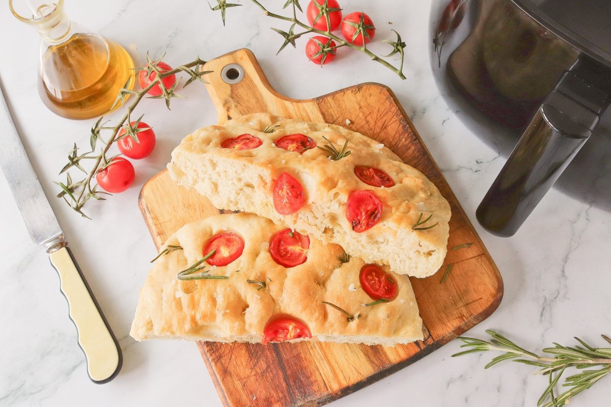 Focaccia de tomatitos y romero en freidora de aire