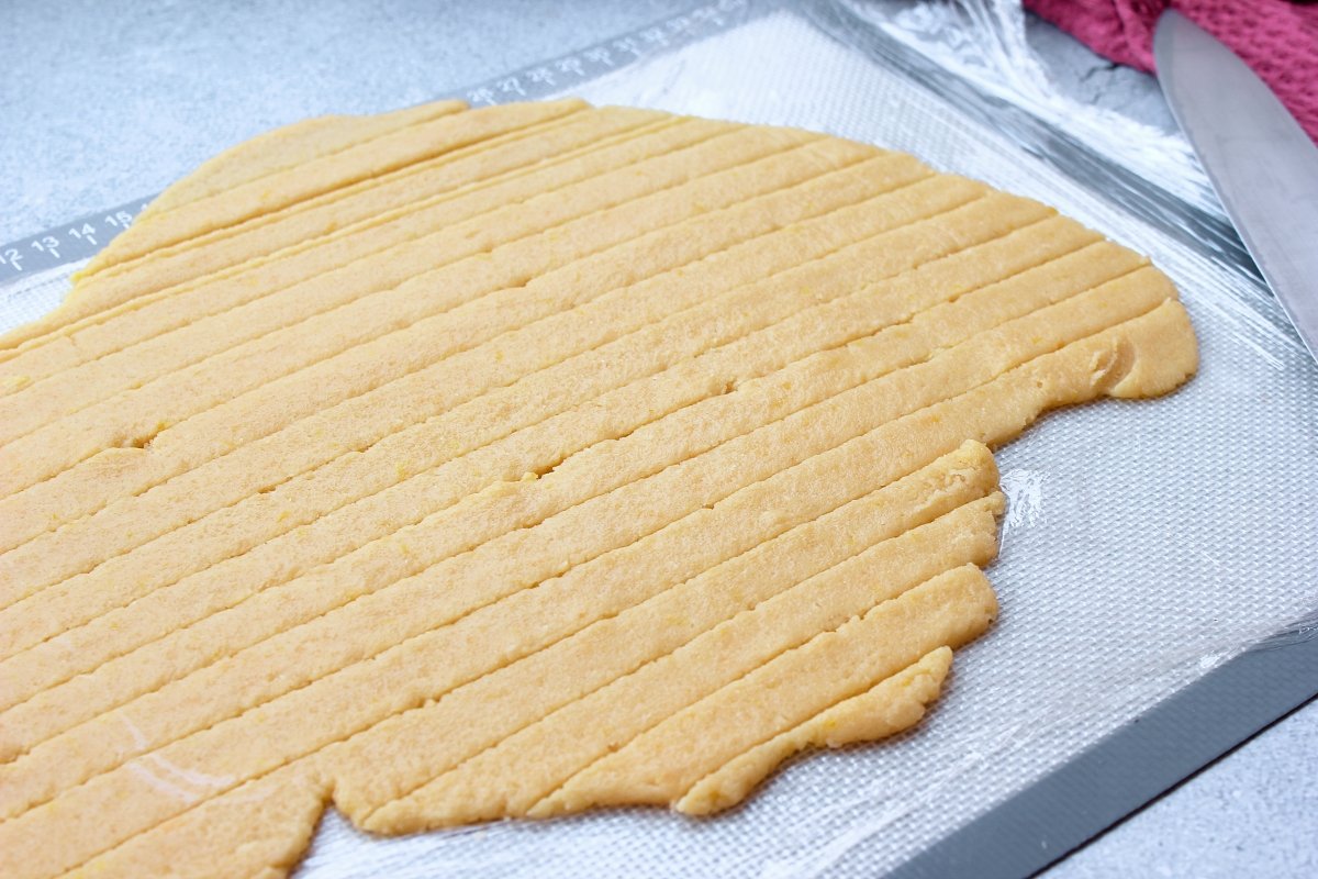 Forming the strips to decorate the pasta frola