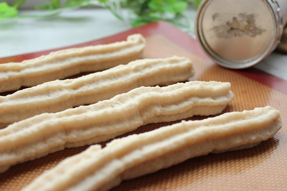 Formación de los churros con churrera