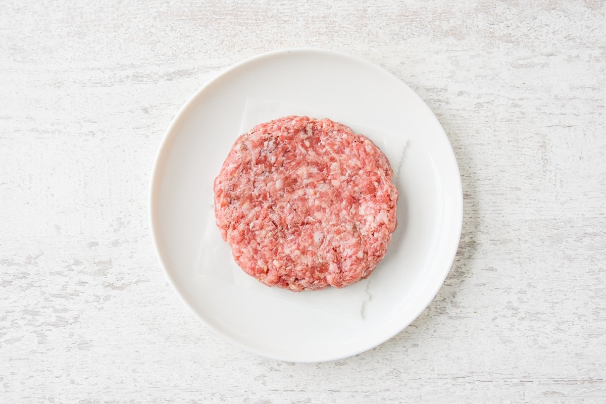 Formamos la hamburguesa de carne salpimentada
