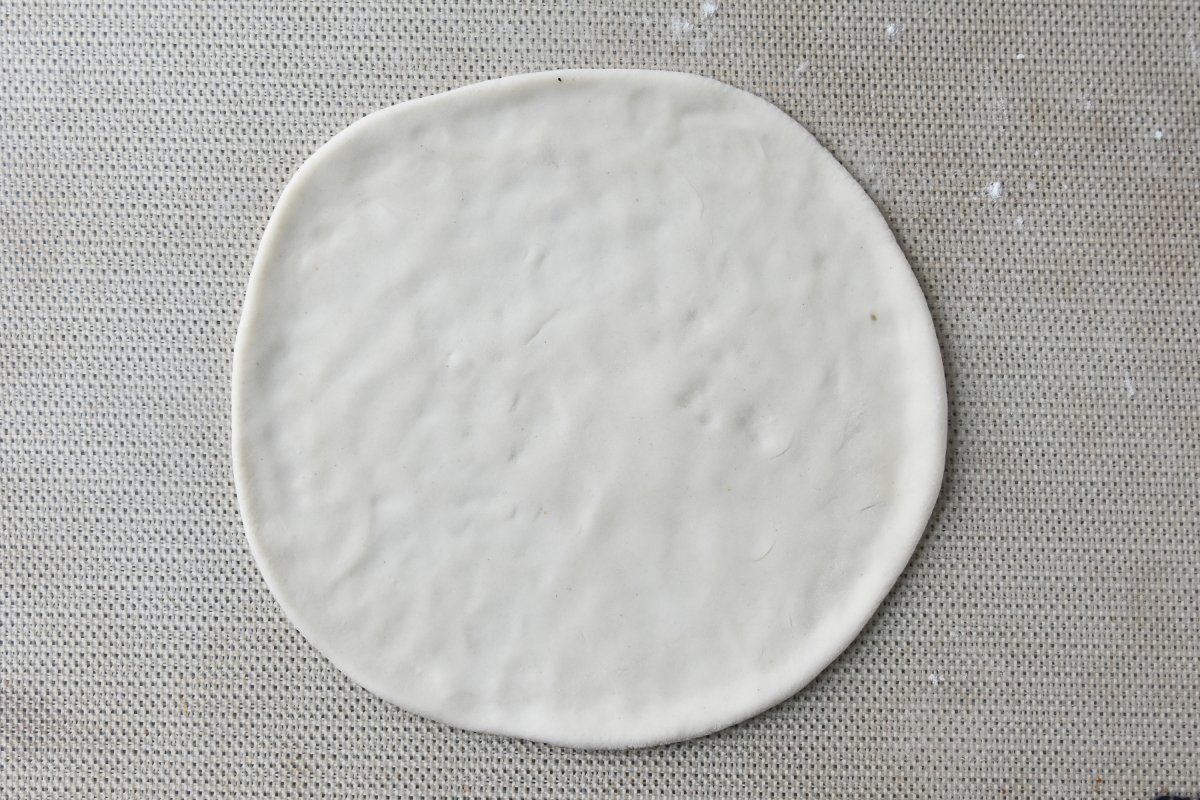 Formamos la pizza estirando con las manos