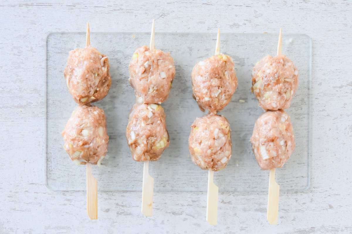 Formamos las albóndigas en las brochetas