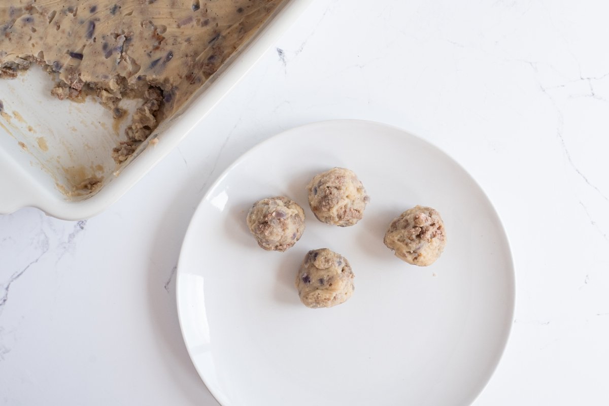 Formamos las bolitas de las bitterballen