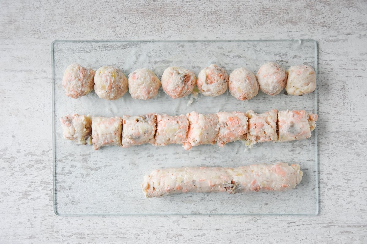 Formamos las croquetas de salmón