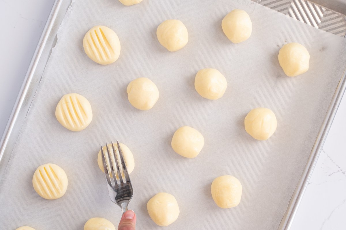 Formamos las galletas de leche condensada