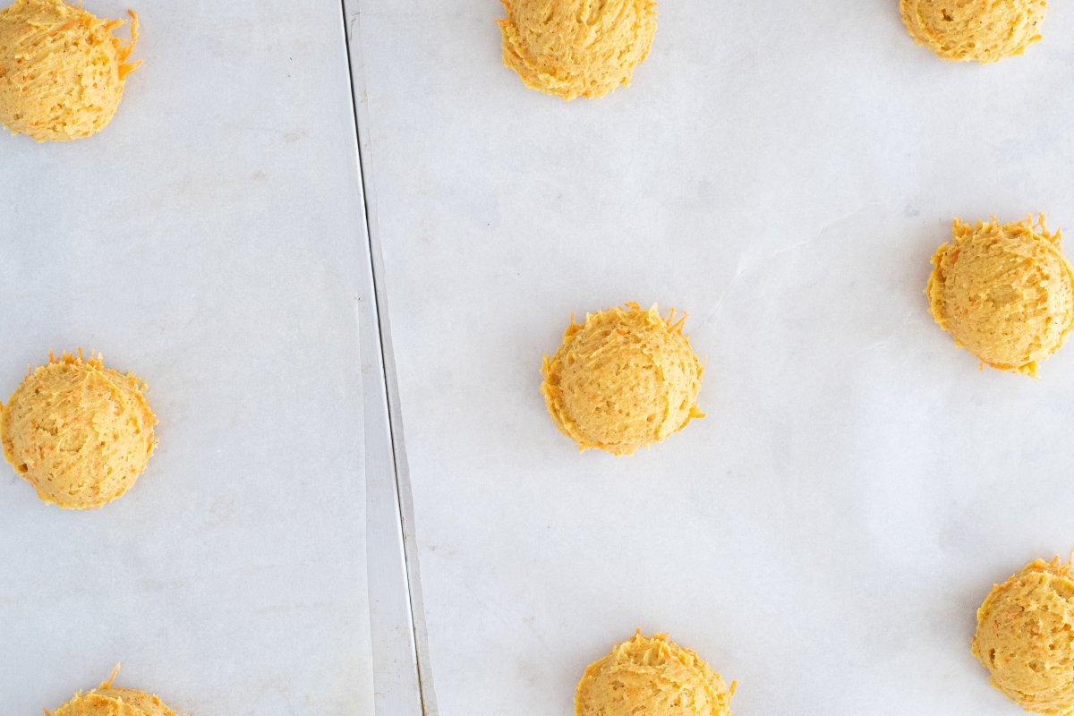 Formamos las galletas de zanahoria