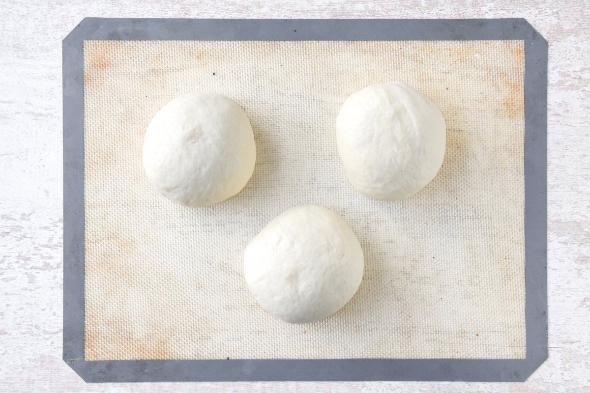 Formamos tres bolas del mismo tamaño