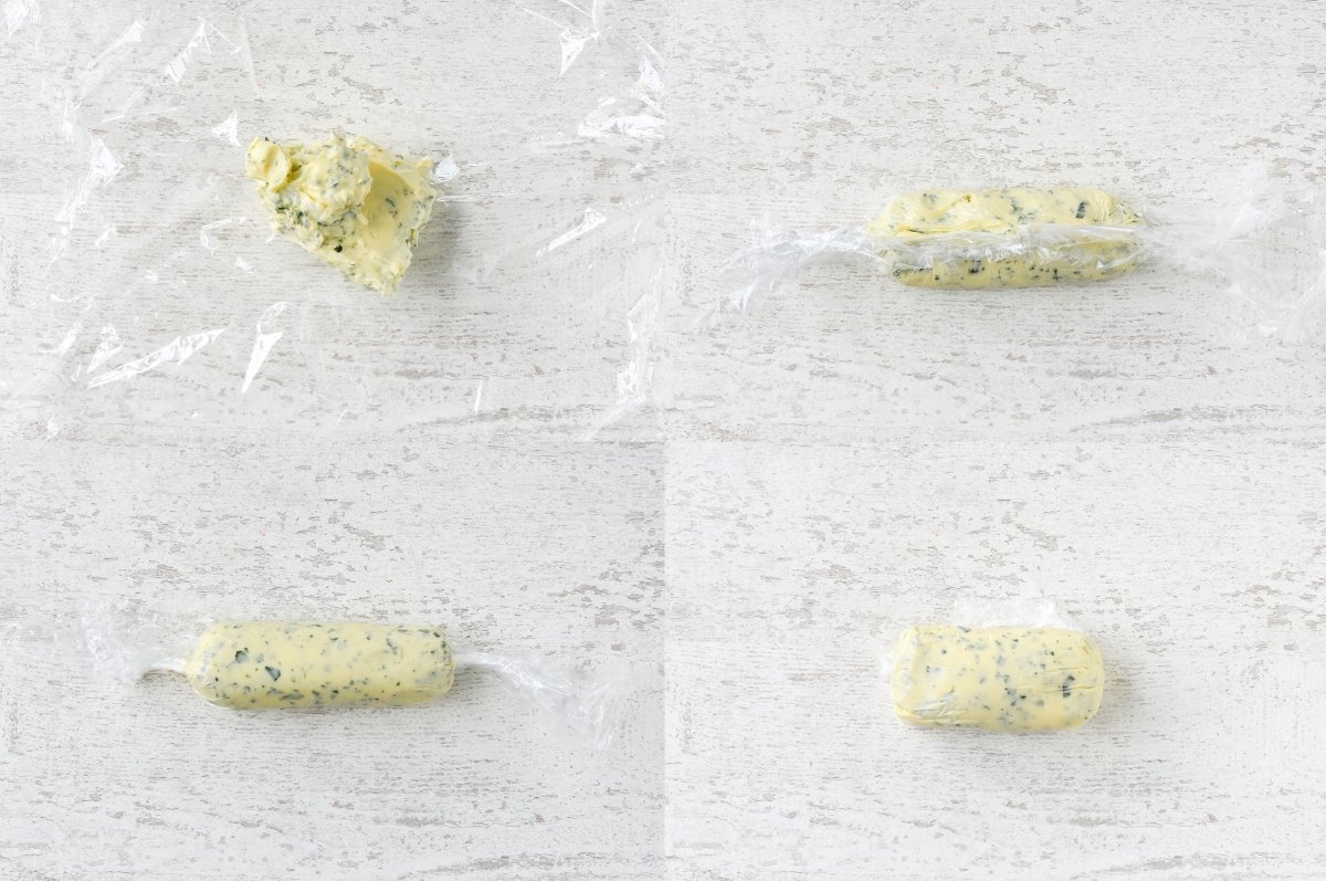 Formamos un rulo con la mantequilla de ajo