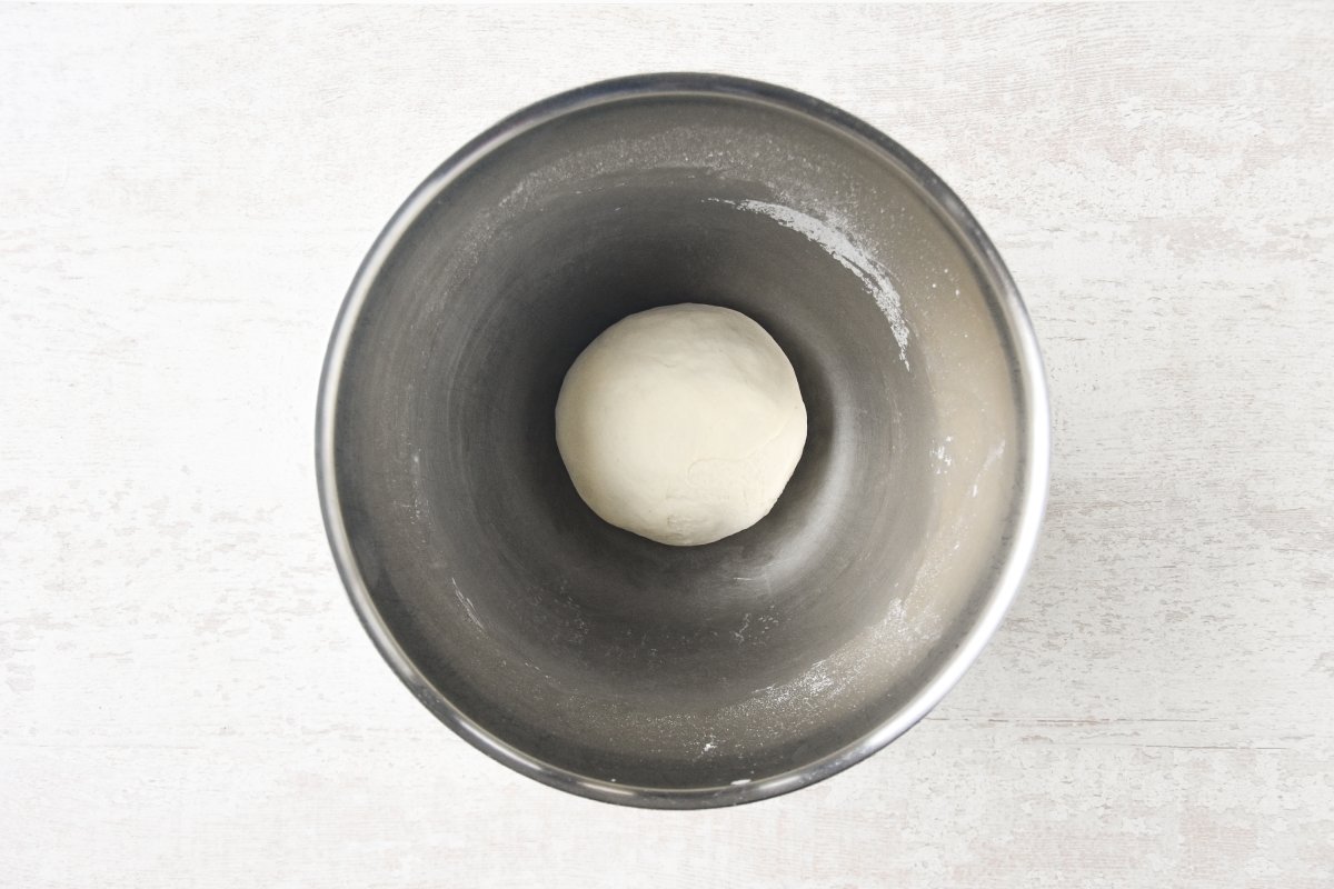 Formamos una bola con la masa de los colines y dejamos levar