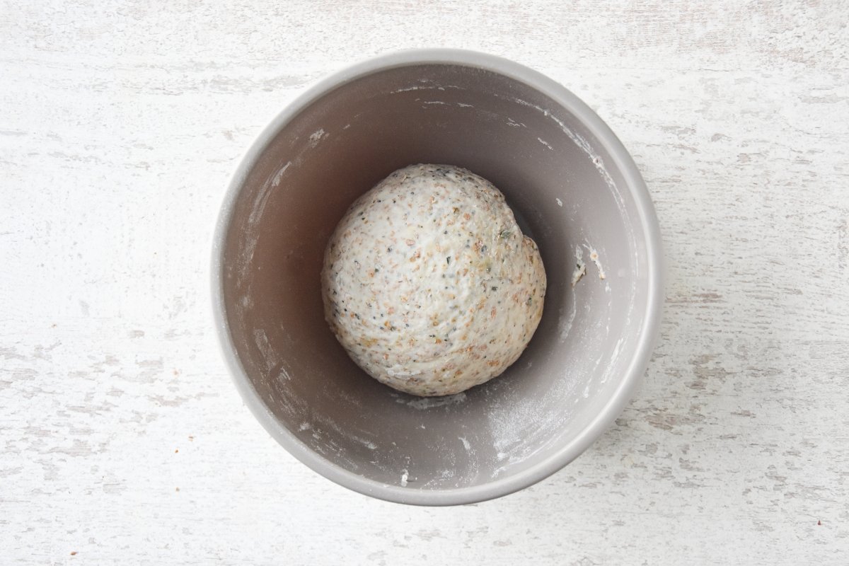 Formamos una bola con la masa de los crackers