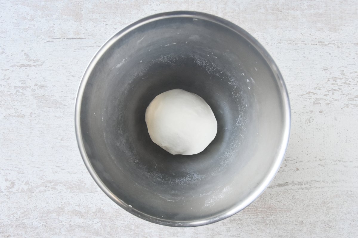 Formamos una bola con la masa del pan de aceitunas
